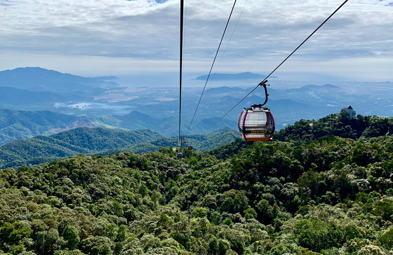 Travel by cable car in Da Nang