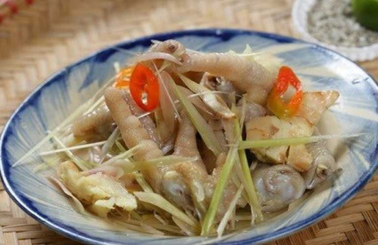 Chicken feet steamed with citronella