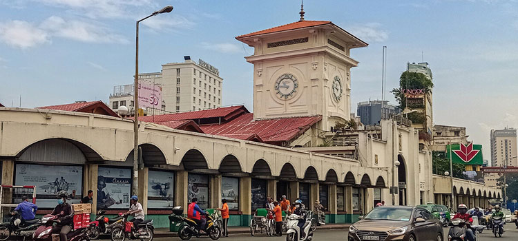 Shopping in the Ben Thanh market