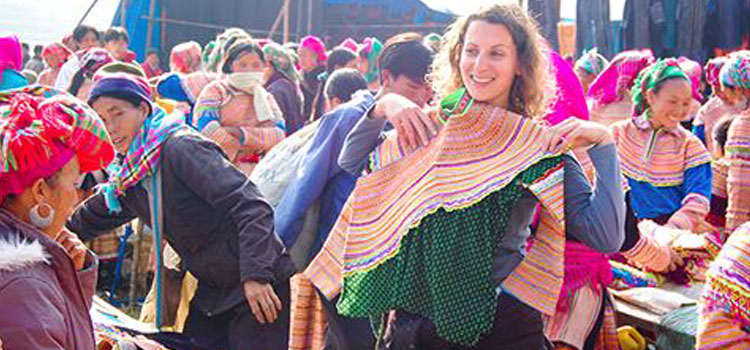 Tourists try traditional clothes