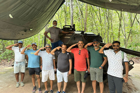 Tourists excitedly took commemorative photos next to the tank - a precious historical artifact displayed in the Cu Chi tunnels.