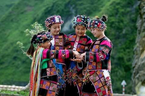Then, we drive back to Ha Giang city with some stops on the way like Ma Pi Leng and some Hmong sites along the way