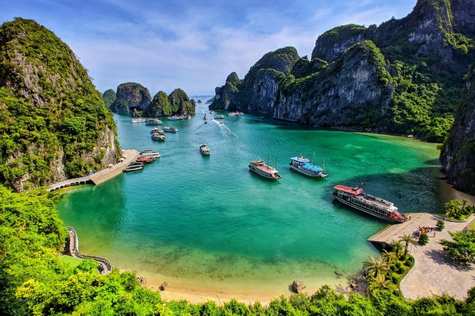 You can choose to explore the cave in Halong Bay by kayak or comfortably on a bamboo boat rowed by locals