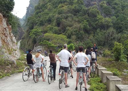 Lan Ha Bay – Viet Hai Village – Halong – Hanoi