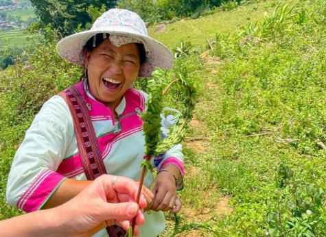 Local in Sapa giving tourists a handmade bracelet