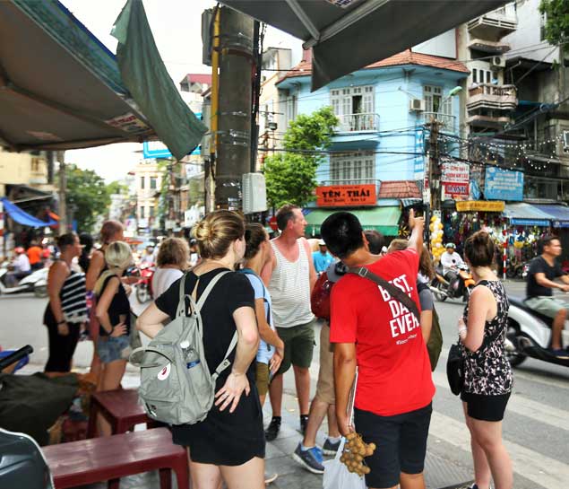 Walking and street food tour in Hanoi