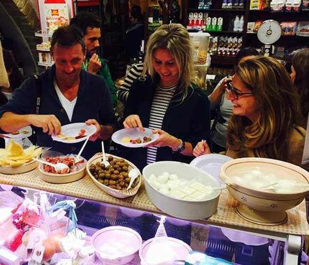 Walking and street food tour in Hanoi